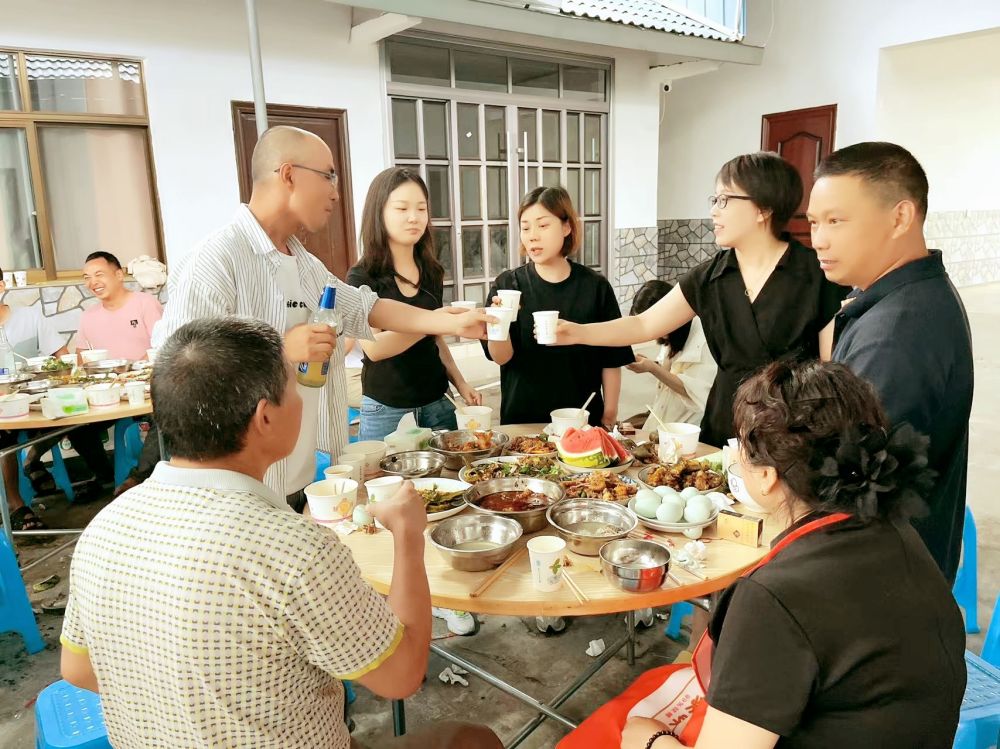 端午佳節(jié)即將來(lái)臨之際 四川博水環(huán)保 主管團(tuán)隊(duì) 攜節(jié)日禮品 ，向駐扎眉山工業(yè)園區(qū)污水處理廠項(xiàng)目駐地員工，送上深切的慰問(wèn)和關(guān)懷